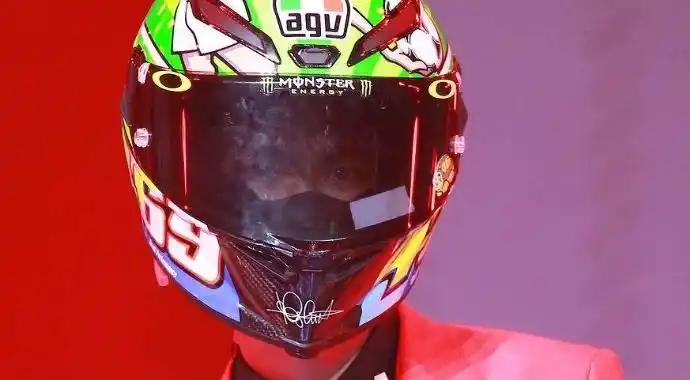 原创王一博躲在头盔里哭揭露王一博哭的原因令粉丝心疼