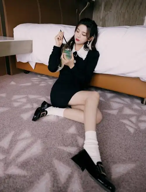 杨超越摆pose好身材尽显. 杨超越手拿橘子眼神无