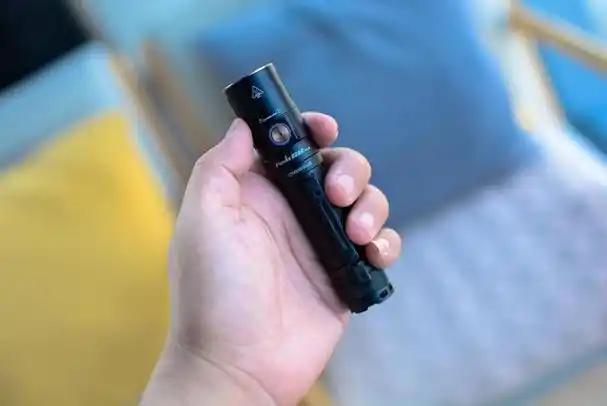 是目前智能手机普遍标配了闪光灯可以当作手电使用,但是专业的手电筒