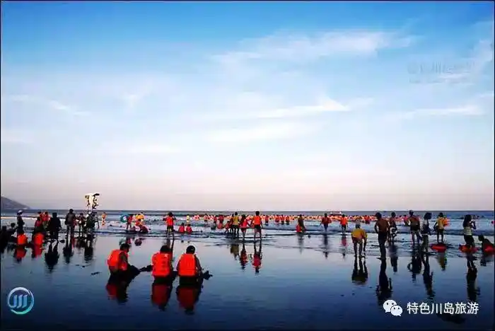 应服从现场管理人员指挥管理,忌在大风大浪等恶劣环境下下海游泳