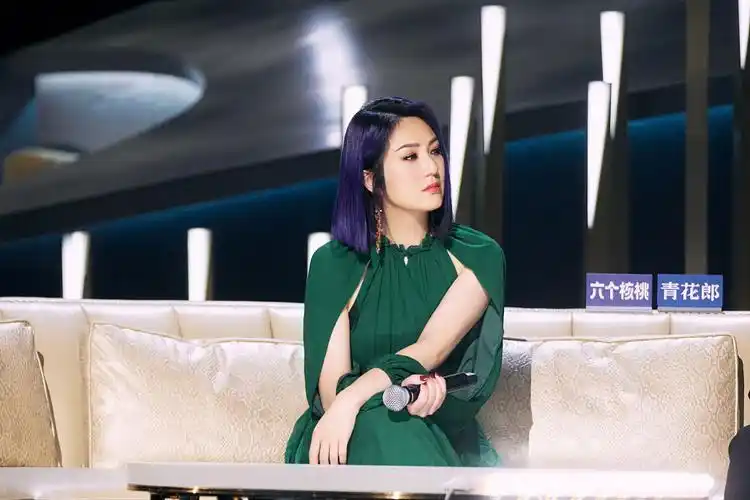 杨千嬅工作室发布一组《经典咏流传》录制写真,杨千嬅用温婉歌声演唱