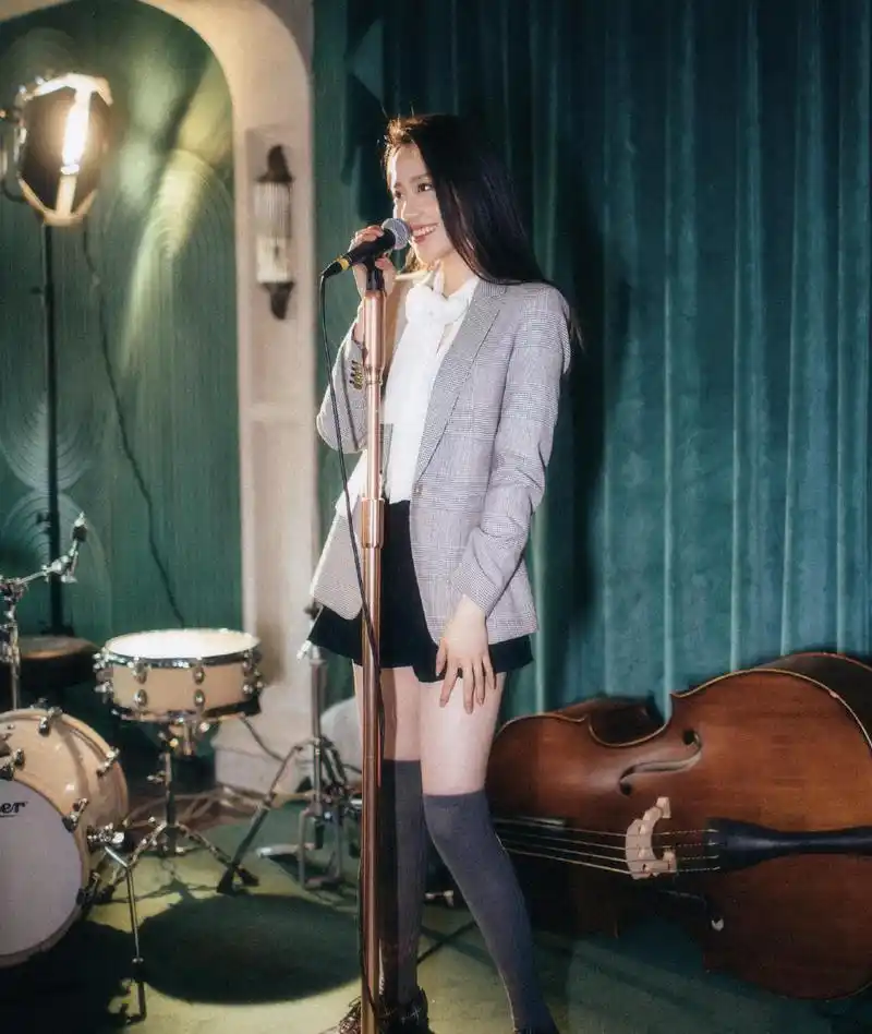 "硬糖少女"王艺瑾好清纯,白t恤配牛仔裤清新减龄,甜成初恋