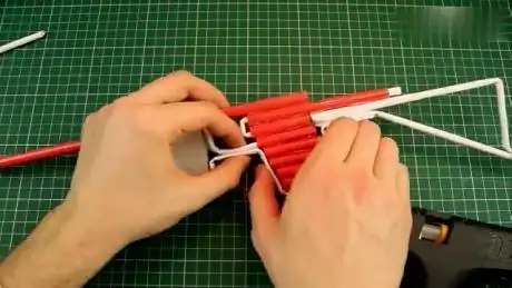 如何用a4纸和吸管打造突击步枪