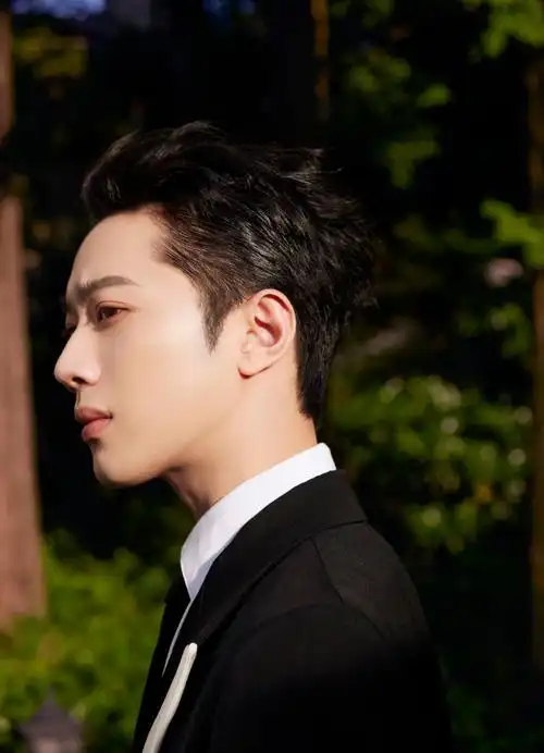 赖冠霖超话踏至繁花,恰逢盛开,初夏悄至,以朋友身份见面吧～和@赖冠霖