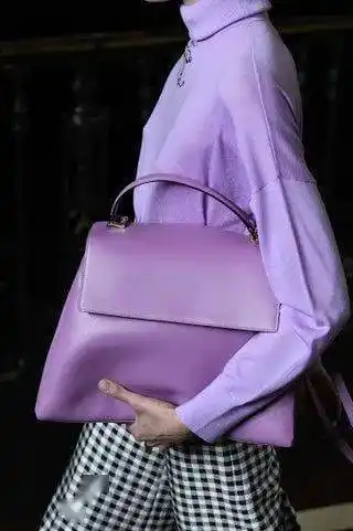 今年流行的紫色系,怎么穿才时髦?_颜色_组合_肤色