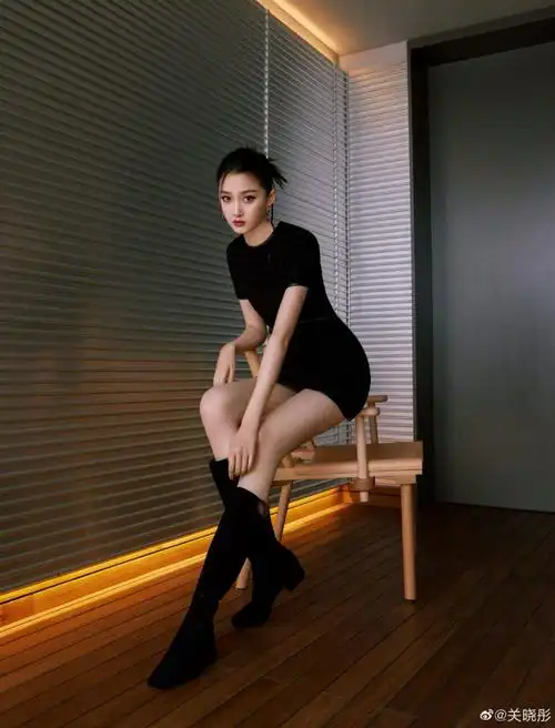 关晓彤穿紧身黑裙秀小蛮腰 眼神霸气变御姐