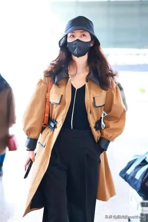 街拍:韩雪棕色风衣 黑色阔腿裤 尖头高跟鞋随性休闲_上海