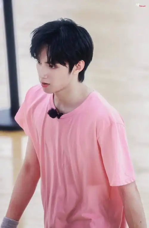 tf家族夏日运动会##刘耀文理肤泉品牌青春代言人##刘耀文夏日运痘会