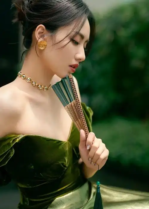 刘惜君绿色露背裙大气惊艳