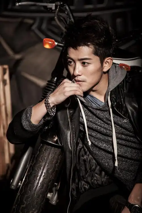 中国著名男演员  陈奕龙