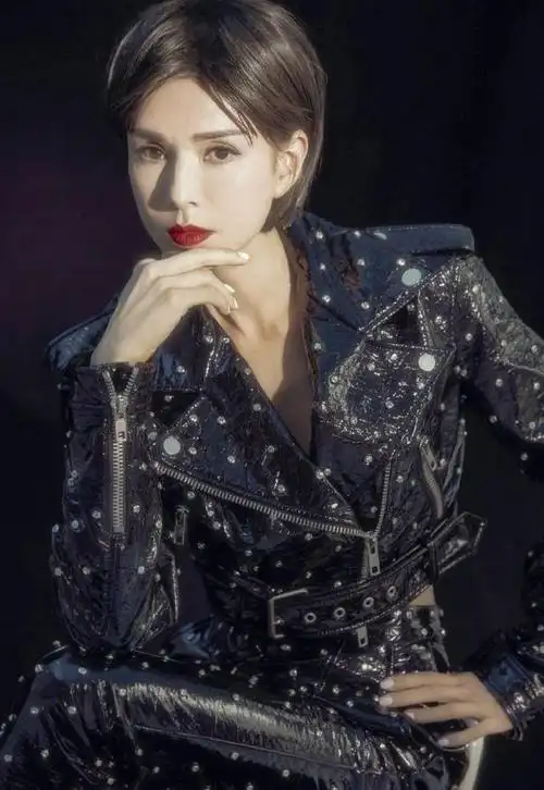 李若彤终于换发型,一头短发配铆钉皮衣知性帅气,大红唇摩登时尚