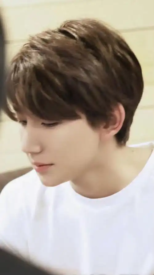 王源白衬衫素颜照