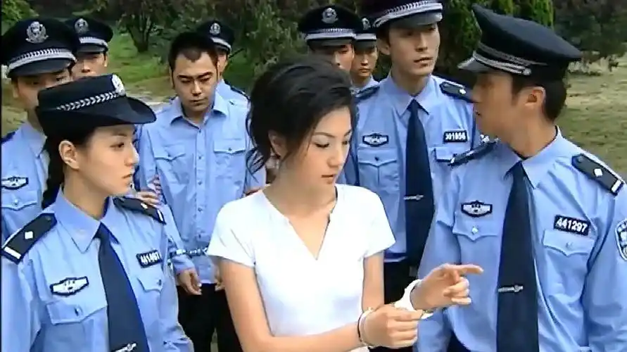 红蜘蛛:美女指认犯罪现场,怎料就在公园内,凶器上血还未干!