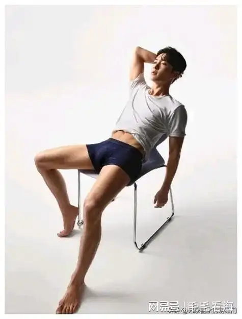 也比较喜欢运动健身,身材一直保持的很好,八块腹肌明显让人羡慕不已呢
