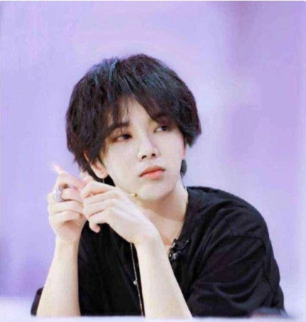 华晨宇腹肌曝光真的是穿衣显瘦脱衣有肉看来闭关有好好健身啊