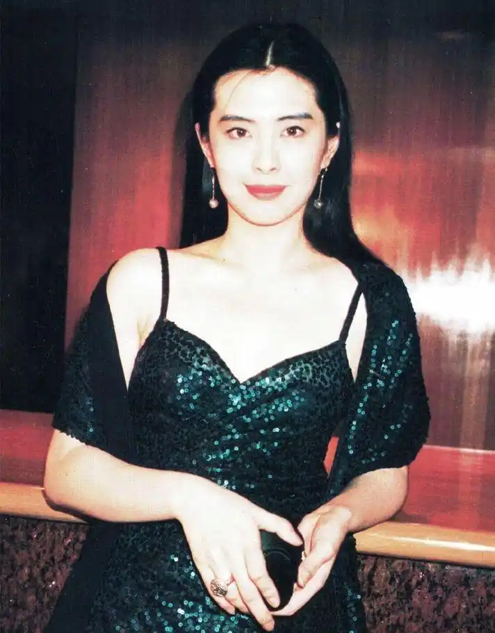 王祖贤穿衣镜头(时尚是个轮回90年代的港风穿搭可谓是风情万种) - 品