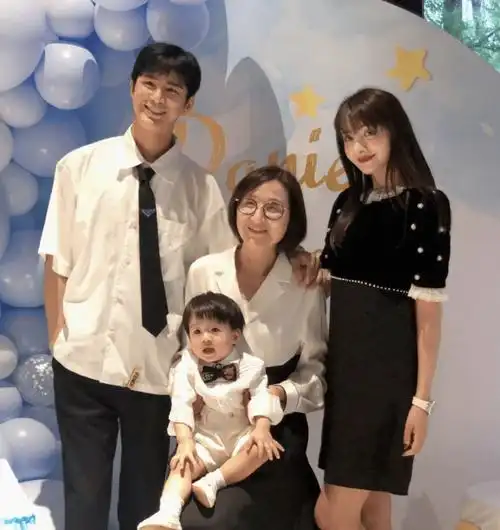 麦迪娜母女中秋办生日派对,影帝吴镇宇现身,一岁妹妹颜值引争议_姜潮