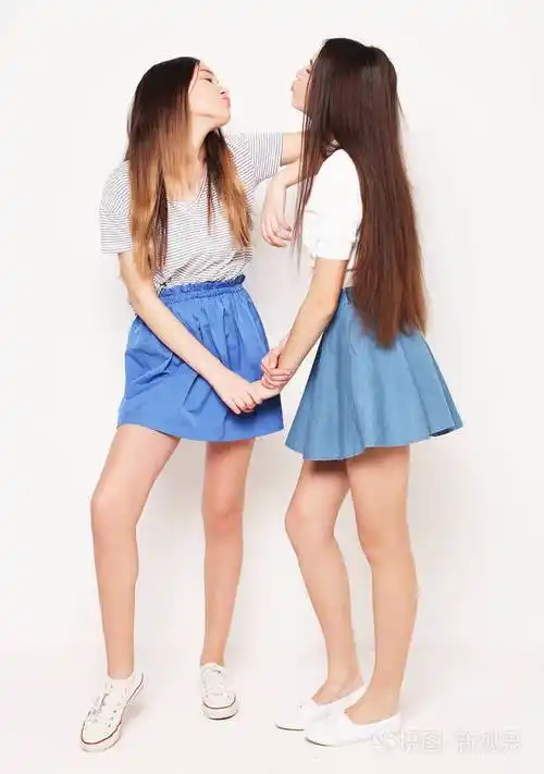 两个快乐的女孩在白色背景的全身画像