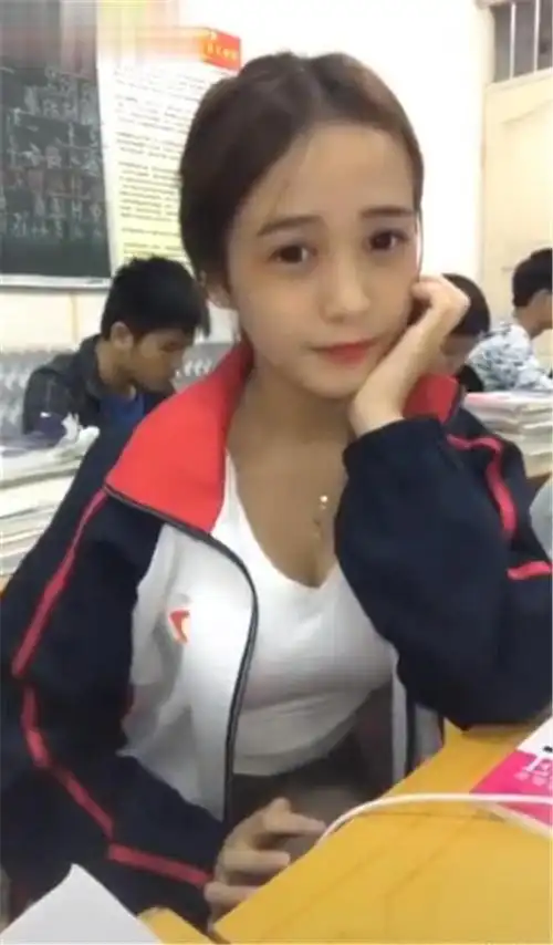 00后初中生教室自拍穿低胸装吸引眼球90后阿姨发育逆天