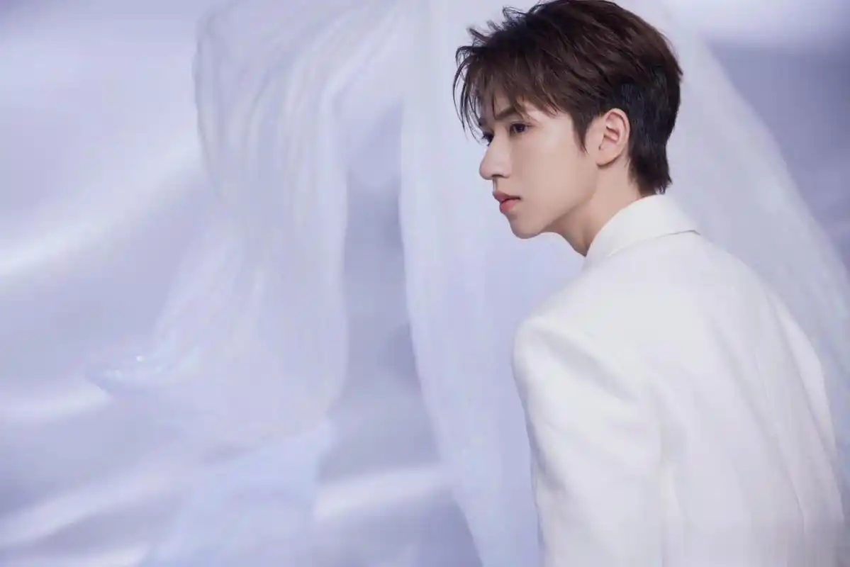 贺峻霖最新新歌花絮照今天是19岁的小贺,纯白西装矜贵帅气,每一张都是