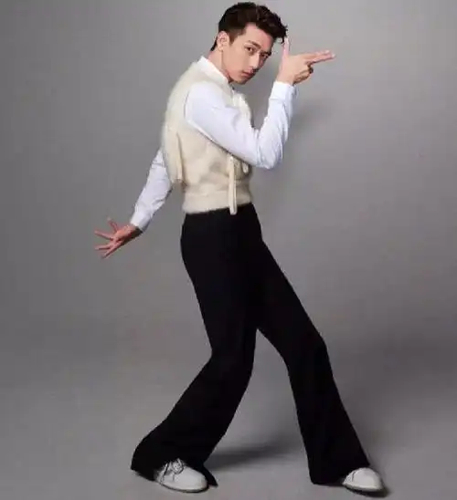 原创李现的腿上热搜拍摄写真大片却不见腿引千万网友互动找腿