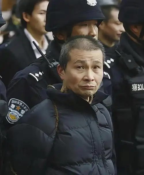 2011年蒋家田押赴刑场前的照片虽已被五花大绑但仍然嚣张不已