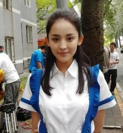 郑爽那么爱穿校服,可古力娜扎穿一次就完爆她!