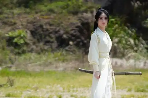 一身鹅黄劲装不惧前路艰险 赵丽颖《有翡》剧照及花絮送达