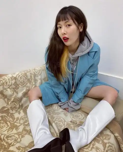 金泫雅穿长靴在沙发上拍照,当看到她的腿:像"竹竿"一样 - 金泫雅综艺