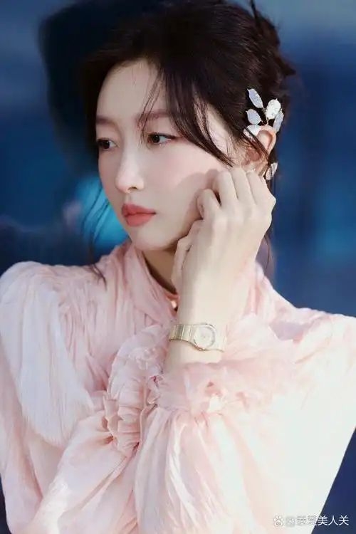 周冬雨肤白貌美[鲜花][期待],我已经迷失在红唇黑发中[爱你][色],拜倒