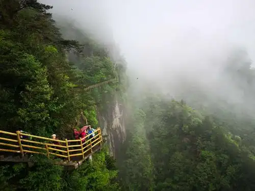 雾中明月山青云栈道