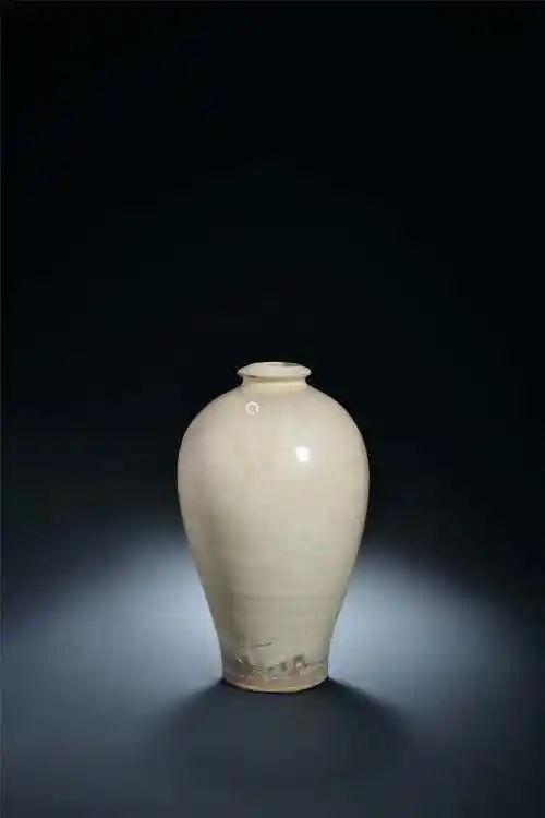 宋代白瓷东楼堇家款梅瓶