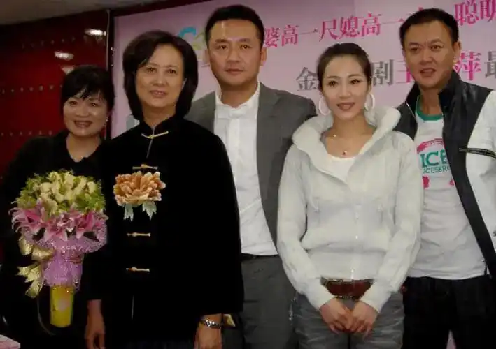 到头来韩青在厨房忙碌了大半天,两个女人都不吃饭.