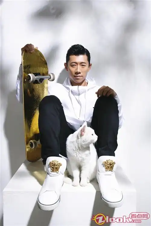 夏雨时尚写真曝光 展滑板老炮潮男魅力