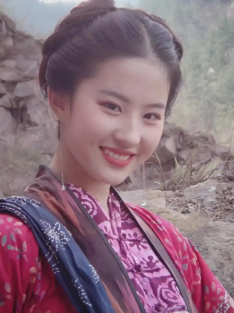 刘亦菲的赵灵儿真的是很多人心中的白月光呀,那一笑让人觉得心都 - 抖