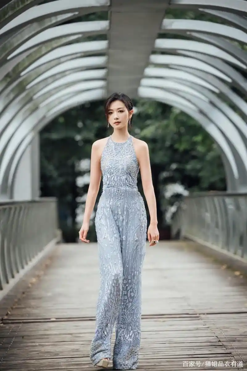 万茜身材绝了,穿修身连体裤都勒不出赘肉,直角肩比曲线还吸睛