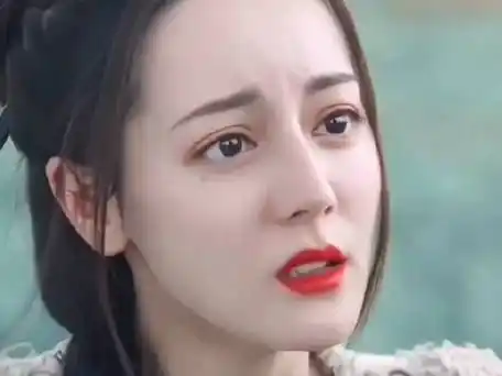 迪丽热巴 丑衣服穿出文艺感