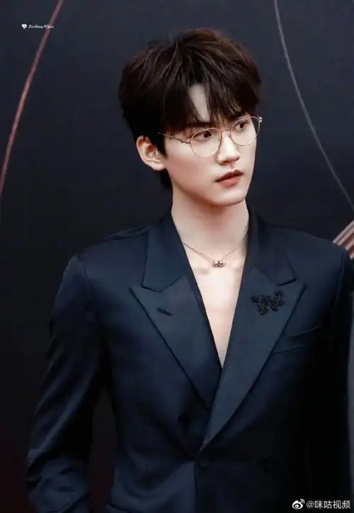 帅哥#真空深v,这是可以免费看得吗@into1-周柯宇金丝眼镜77黑色西装