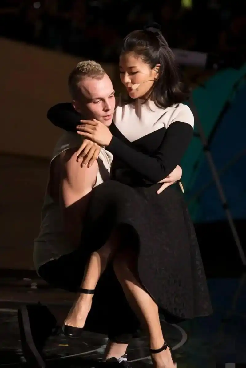 百家号星火计划# 刘涛彩排照片,和外国小鲜肉抱的这么紧,奔五的人了