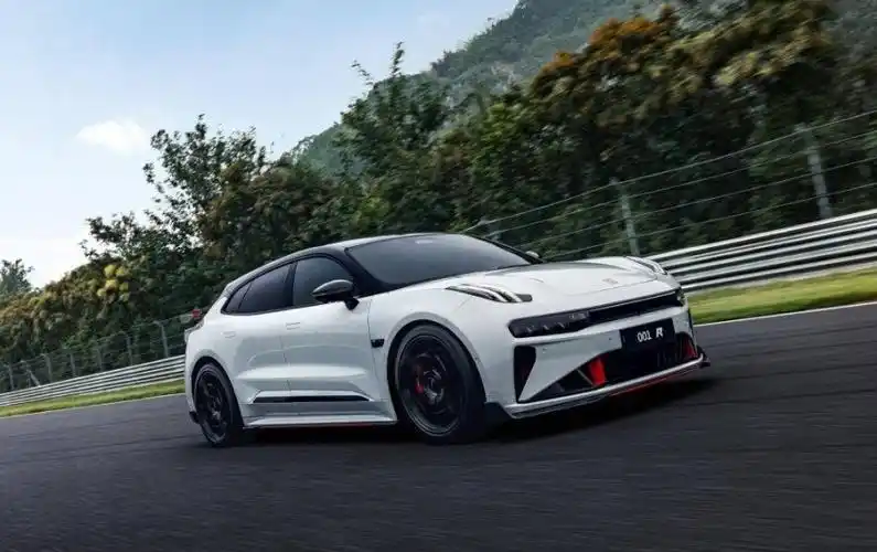 比如近期一网友在山路驾驶奥迪s5,全关tcs,即使有四驱也失去了控制