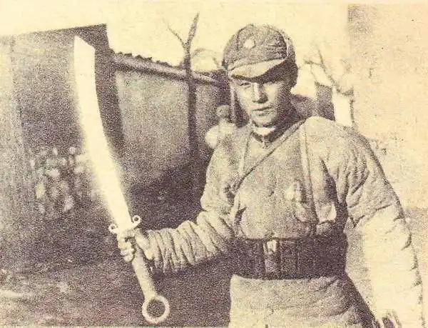 大刀队的奇袭,成为了日本战士的噩梦,从此后,日军睡觉前,都要在脖子上