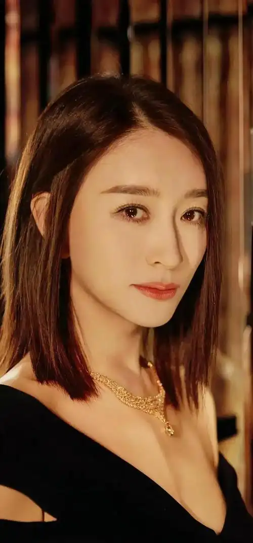 46岁李小冉穿黑色露肩裙拍写真风情迷人结婚以后越来越美了