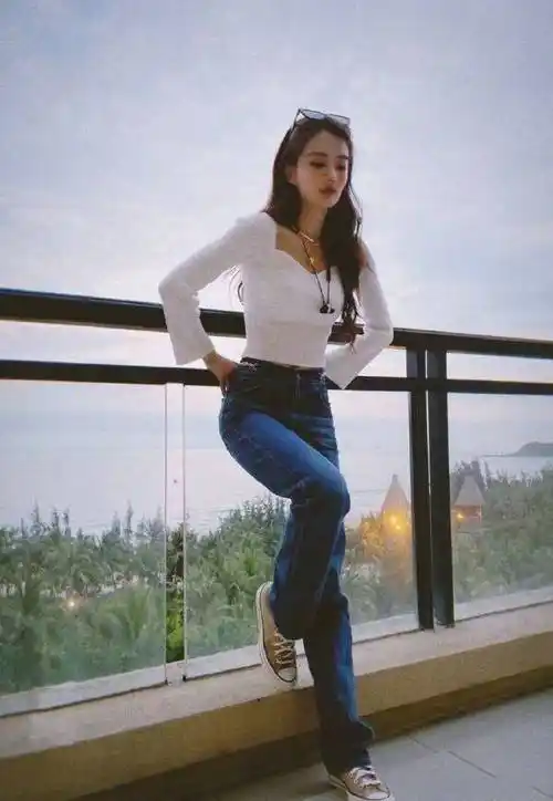 徐璐身高166cm,然而她的体重却不到90斤,这身材简直不要太好了.