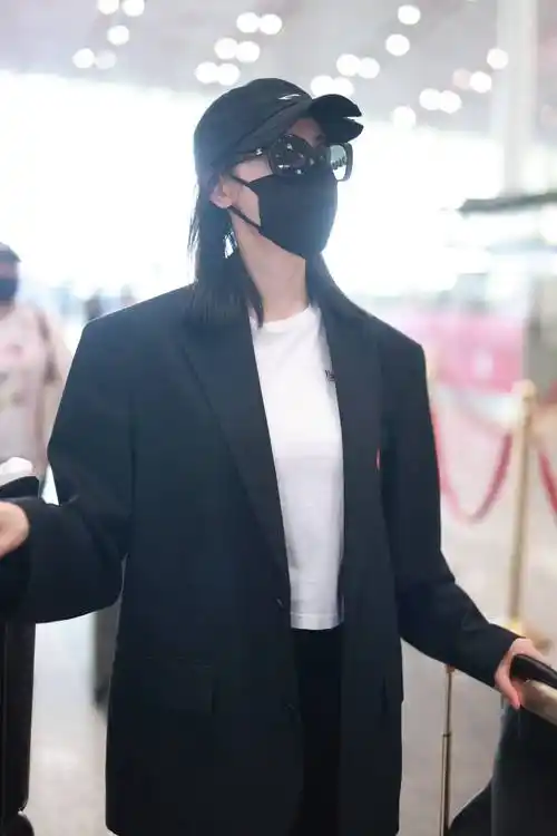 1/ 8 2021年8月16日,北京,张天爱现身机场,身穿黑色西装搭喇叭裤飒气