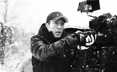 张艺谋执导电影《悬崖之上》复工