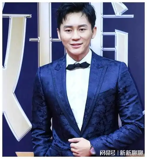 42岁李晨低调现身上海推婴儿车遛娃女儿颜值高酷似爸爸