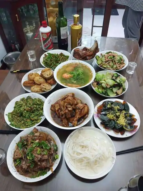 丰盛的过年午餐.