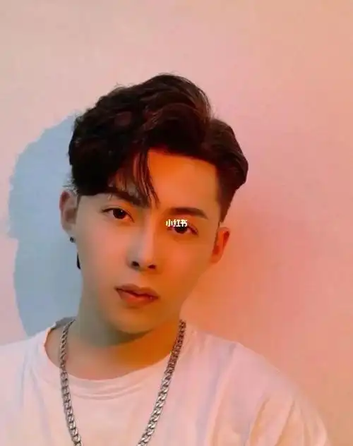 轻熟港风三七分侧背发型型男必备