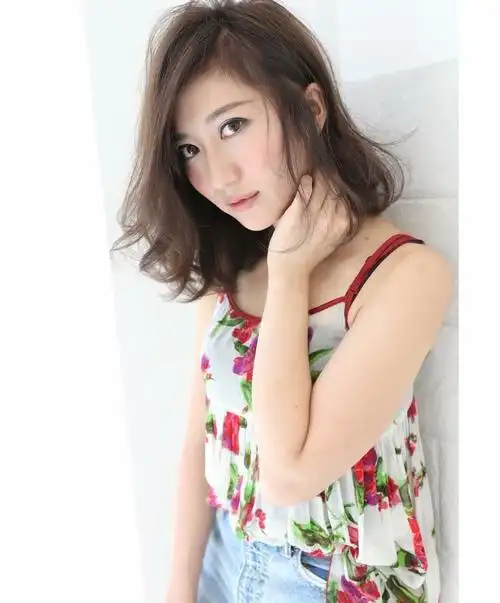 齐肩空气感烫发发型