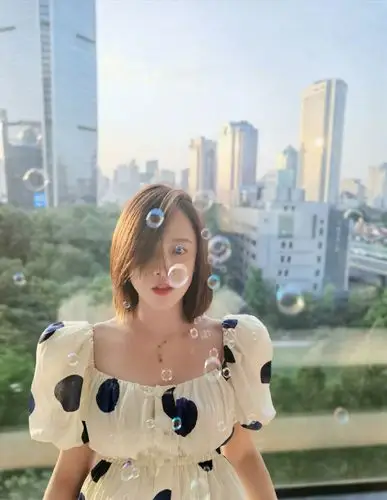 陈乔恩波点裙短发私服照图片24